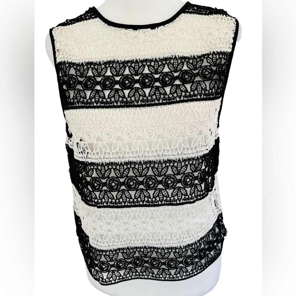 ZARA Woman black & ivory crochet sleeveless top size M.